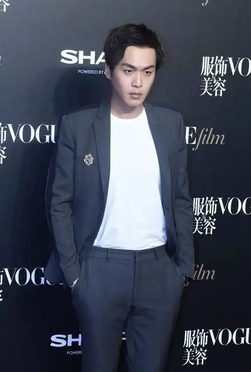 张若昀西装穿搭好有气质,尽显成熟魅力,妥妥的型男