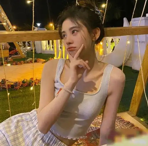 鞠婧祎大方晒照,放大三倍她的露脐装,这腹肌线条是认真的
