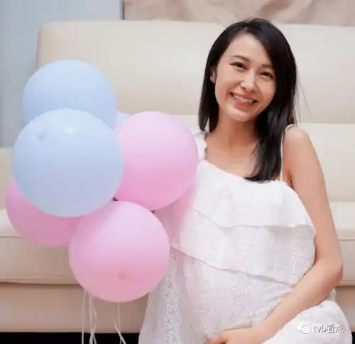 恭喜33岁香港女星汤怡父亲节宣布产女,和tvb男星结婚5月,女儿早出生措手不及