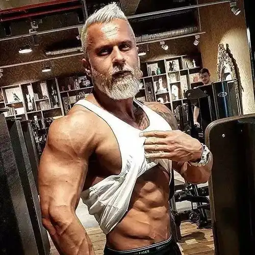 35岁男子看起来像70岁本意是想玩个新鲜耍个酷,没想到