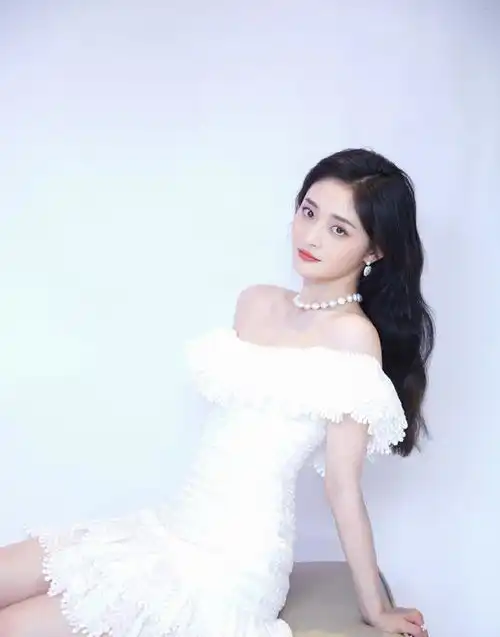 周洁琼越来越有女人味穿白色仙女裙配珍珠项链,变爱豆界富贵花