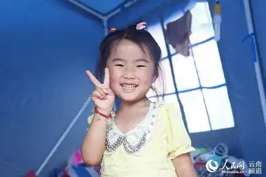 鲁甸地震灾区小女孩只要爸爸在就不怕地震