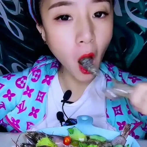 不愧是吸虾专业户,美女每天必须来一次生呛大虾,真有这么好吃吗