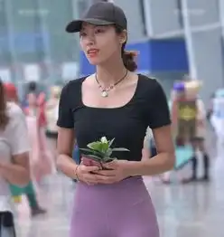 街拍美女小姐姐针织紧身短袖配紫色休闲裤,时尚中的新意
