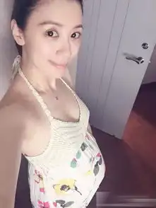 贾静雯晒素颜大肚照穿吊带裙露白皙肌肤