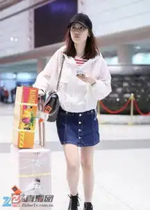 马蓉现身机场牛仔短裙白色卫衣棒球帽