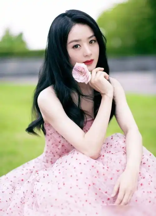 赵丽颖实力证明娇小女生照样可以穿长裙,三点秘诀,穿出仙气优雅