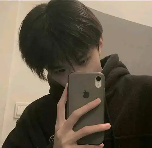 真人男生头像眉梢眼角藏秀气,声音笑貌露温柔