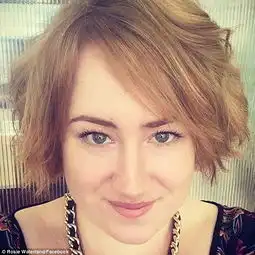 澳女作家晒裸上身自拍呼吁女性不以胖为耻