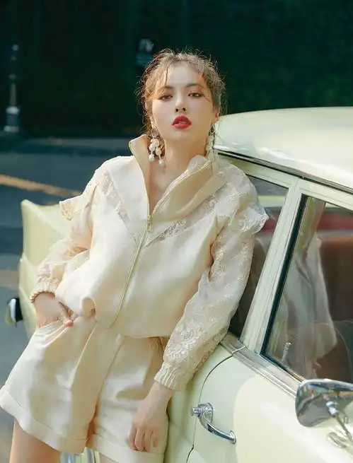 她是韩国女星,自曝患抑郁症,今穿t恤配吊带印花裙,美艳动人