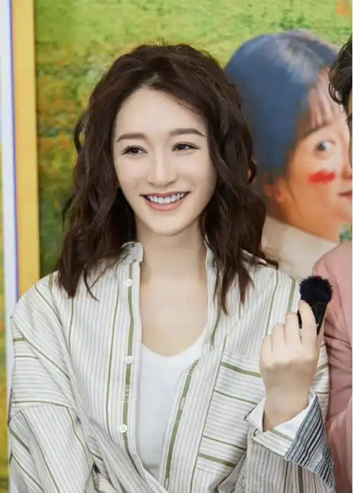 天生不上镜的4位女明星,真人个个又瘦又美,比照片漂亮好几倍