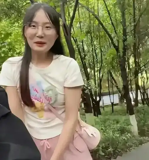 小伙带相亲对象爬山,不到半天就上手了,真会撩女孩子的心