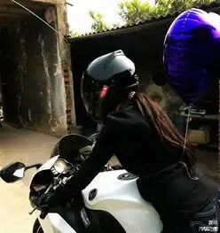 听机车女孩聊摩托校园美女机车学姐
