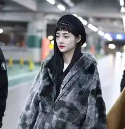 周洁琼穿灰色貂皮大衣配皮衣,脚踩balenciaga老爹鞋,似冷艳美女