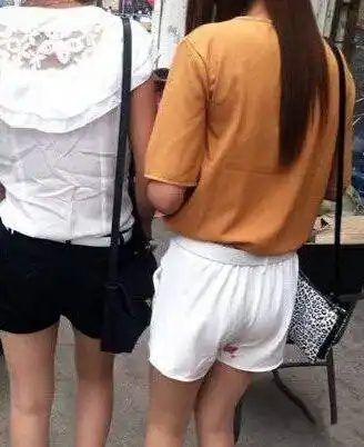 爆笑gif图妹子,穿高跟鞋还可以这么玩,成功吸引了路人的注意