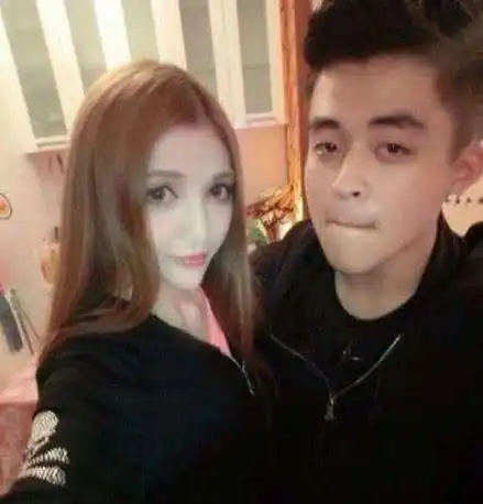 王志飞妻子曝光,相差十五岁相识三天求婚,隐藏六年竟是熟悉的她