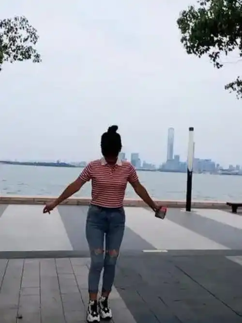 美女摇女性独舞普通女大长腿男性独舞