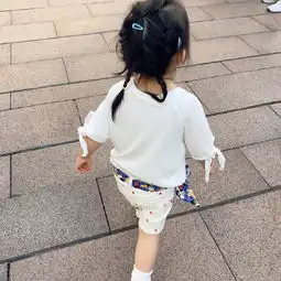 秦昊分享米粒萌照,父女俩对视超有爱,女儿和爸爸大长腿抢镜