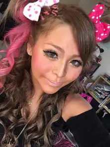 组图超惊悚日本6岁小女孩画浓妆变辣妹