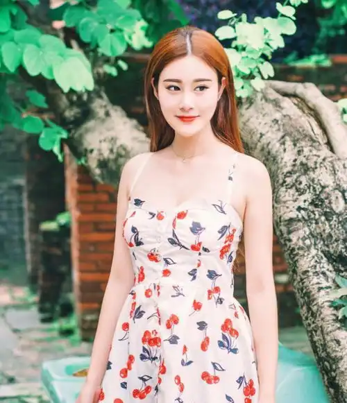 气质女神碎花超短白嫩香肩性感美拍
