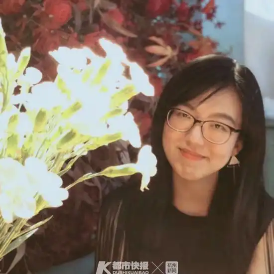 杭州四年级男生悄悄赶了一幅画送老师老师感动哭了