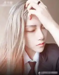 抖音又一女装大佬火了,撩头发的那一刻,网友呼吸停止了