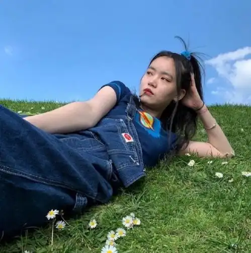 宝藏女孩liuyi私服太有个性了身穿宽松背带裤独特又搞怪