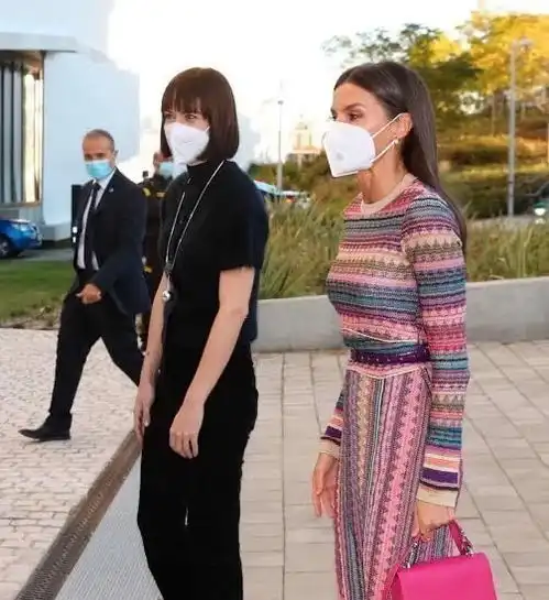 49岁莱后少女心永不老,穿彩虹连衣裙出席活动,好身材依旧如故