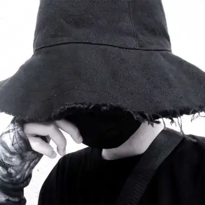 男生头像戴帽子遮脸要酷散落在烟头上的阳光