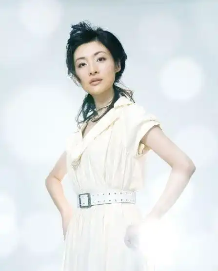 她主持春晚51年曾被董卿击败退出春晚如今美到认不出