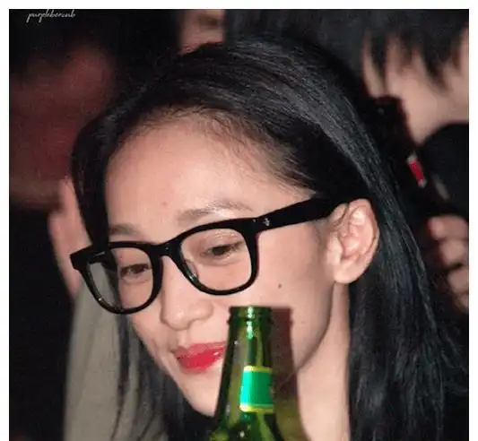周迅早期素颜有多美戴眼镜好清纯,34岁那年活得像18岁少女