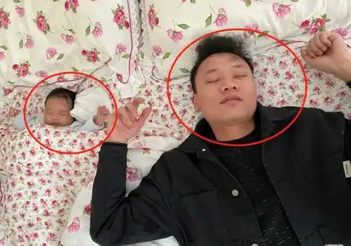 超成熟宝宝出生,4个月长相堪比80后,和爸爸同框画面太有趣