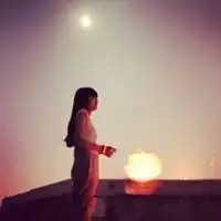 qq头像女生不露脸盘坐坐着小板凳唱不明白的歌
