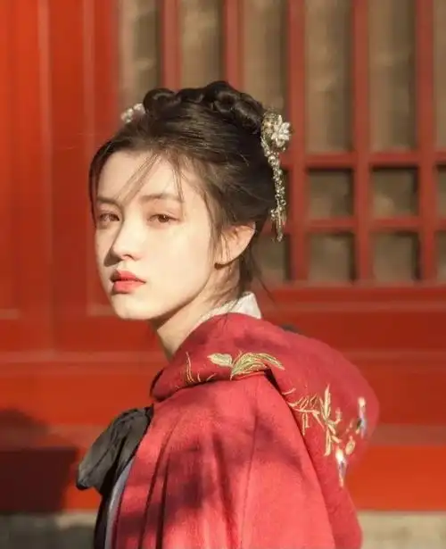 明明是高仿版张予曦,却靠模仿小龙女和张柏芝走红,被称小李若彤
