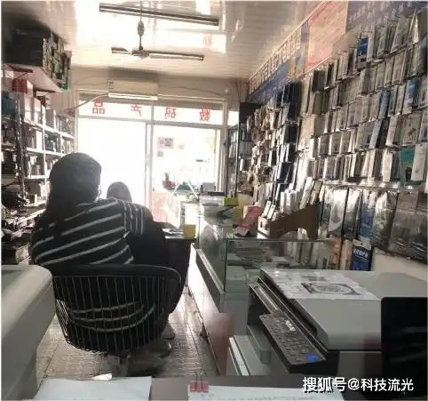 两位美女来修电脑太奇怪,电脑放柜台不敢上前开机声音太尴尬