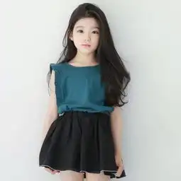 韩8岁女孩被称韩国最美女童,看到她妈的脸你才惊呆