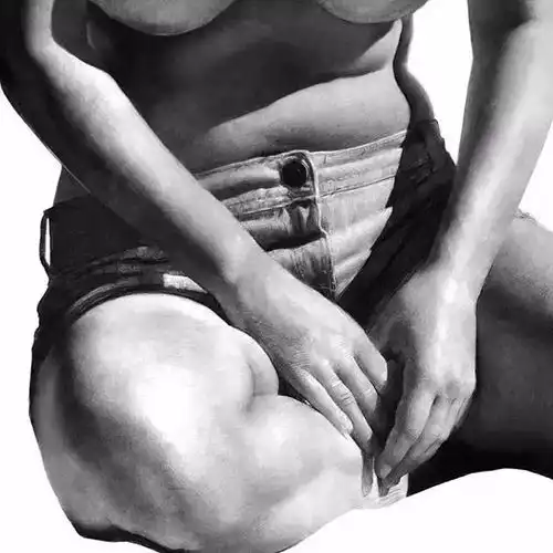 这个美女靠一根木炭条,画出了照片级的大作