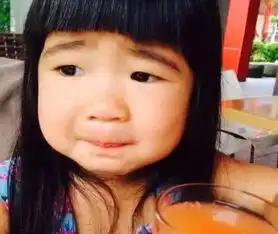 小沈阳12岁女儿与妈妈现身机场,身材高挑打扮清秀与父亲神似