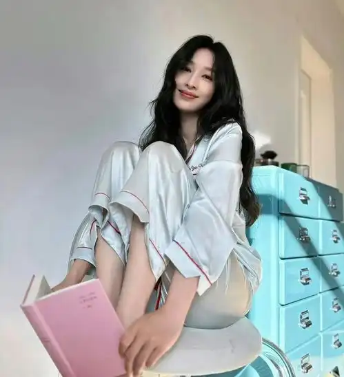 国产传媒欧美一级一区二区20250307165829大美女张俪居家睡衣秀脚真美身材细挑的很有女人味