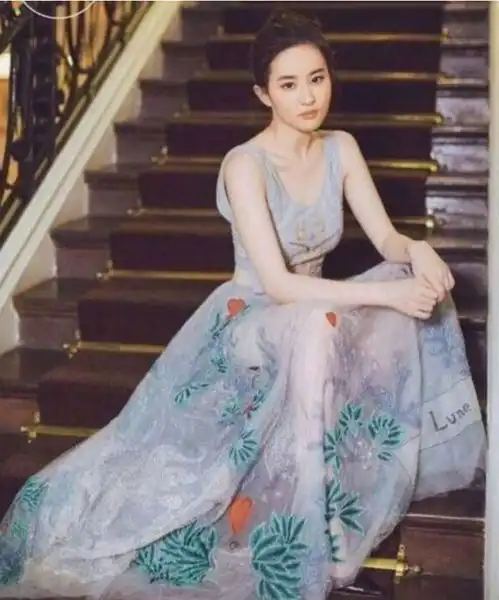 赵丽颖和刘亦菲太敢穿,安全裤痕迹可见,网友不敢穿出门