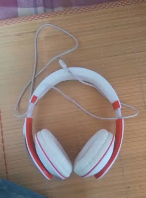 谁能推荐下音质好一点头戴式耳机呀,1000价位左右的可以接受,主要听流行音乐吧,最好是女生戴好看点