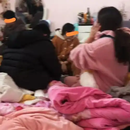 女子坐月子,一群亲戚屋里蹭空调聊天,宝妈不存在产后抑郁