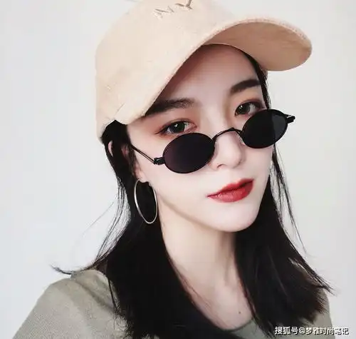 今年特流行墨镜,很适合女生出游戴,时尚潮流,很百搭