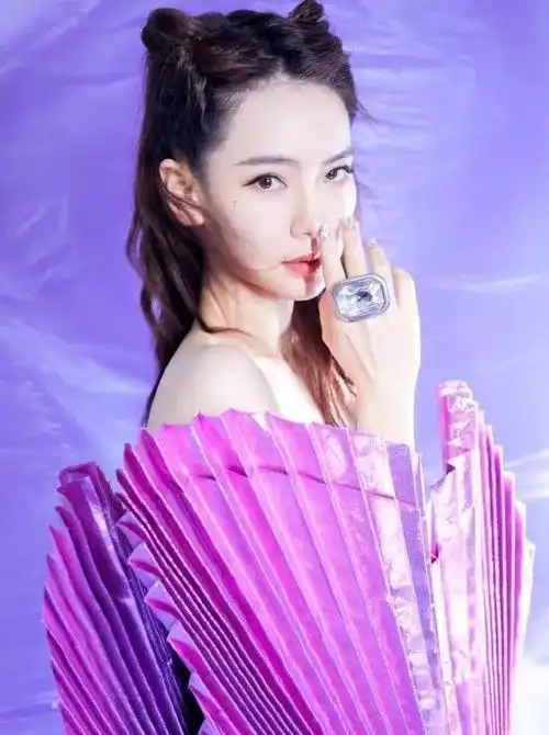 女明星穿搭太时尚了,用卫衣抽绳绑哪吒头,俏皮减龄气质似少女