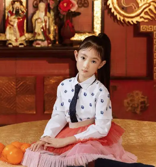 李小鹏女儿7岁拍时尚大片,穿皮草惹争议,却被批太成熟不像小孩