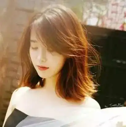 这是最显脸小的发型,47岁的鲁豫试了,美回25岁的少女颜,还撞脸郭碧婷搜狐时尚搜狐网