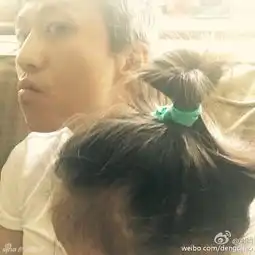 邓超与女儿抢棒棒糖吃小花半丸子头抢镜