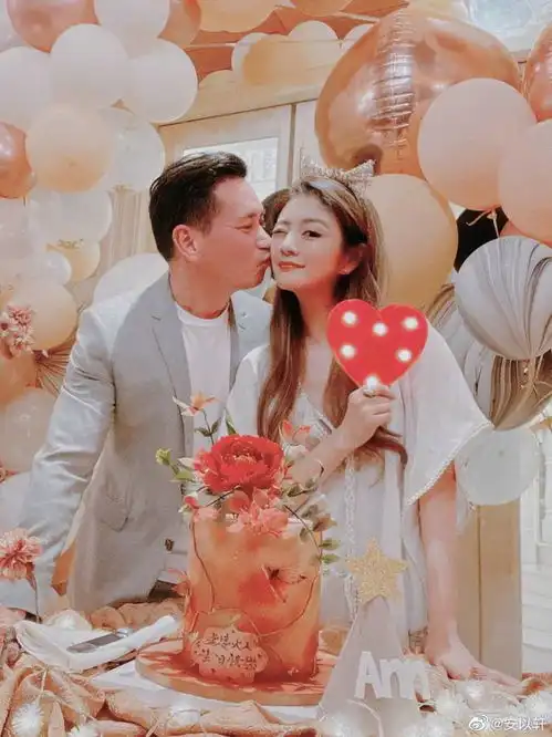 安以轩晒41岁庆生照,与老公一人抱一娃,嫁入豪门儿女双全太幸福