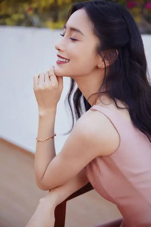杨颖一袭吊带粉裙美若天仙,盈盈浅笑太撩人,眼神好美好温柔