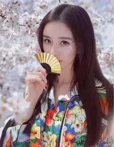 杨幂最新杂志照不仅输给10年前的金泰熙居然连蔡徐坤都赢了她